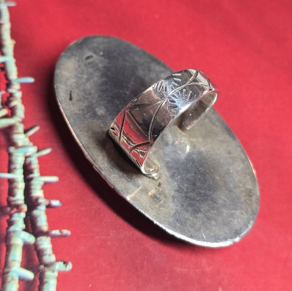Native American Exceptional Vintage Turquoise and Sterling Silver Ring - Picture 4 of 9